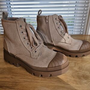 Zipper ankle boot